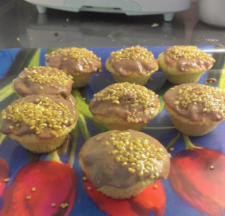 Mini cupcakes med aplesinsmak. Saftiga minimuffins med apelsinchoklad frosting. Går tyvärr inte att få frostingen mjölkfri. De är nötfria.